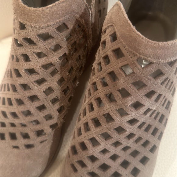 Crown Vintage 8.5 EUC Taupe Suede Booties Cut Out Closed Toe Chunky Heel - Picture 2 of 9